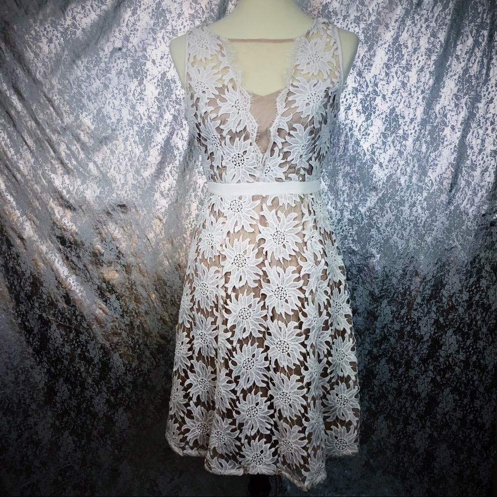 | ADRIANNA PAPELL | White embroidered dress